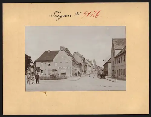 Fotografie Brück & Sohn, Meissen, Ansicht Torgau, Spitalstrasse mit Bäckerei und Ladengeschäften