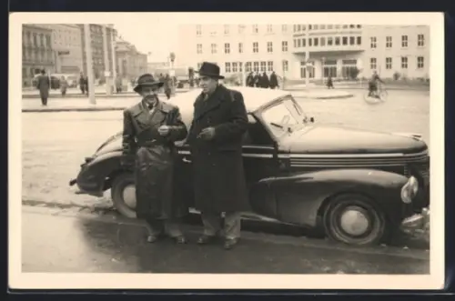 Foto-AK Auto Opel Kapitän Cabrio, Herren neben Luxus-Cabriolet