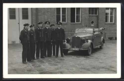 Foto-AK Auto Mercedes Benz Cabrio, Seeleute der Kriegsmarine in Uniform nebst Cabriolet