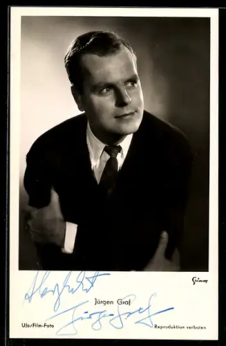 AK Schauspieler Jürgen Graf mit verschränkten Armen im Anzug, Autograph