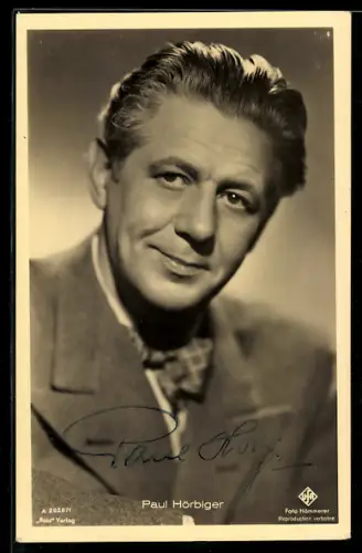 AK Schauspieler Paul Hörbiger im Anzug in die Kamera schauend, Autograph