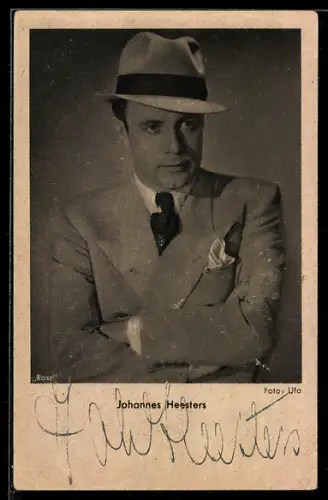 AK Schauspieler Johannes Heesters in Anzug mit Hut posierend, Autograph