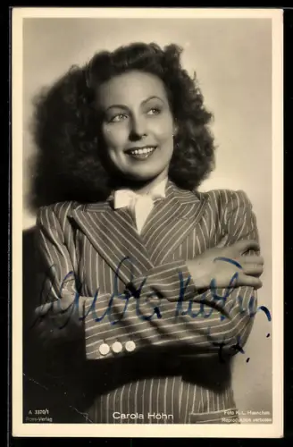 AK Schauspielerin Carola Höhn in gestreiftem Blazer, Autograph
