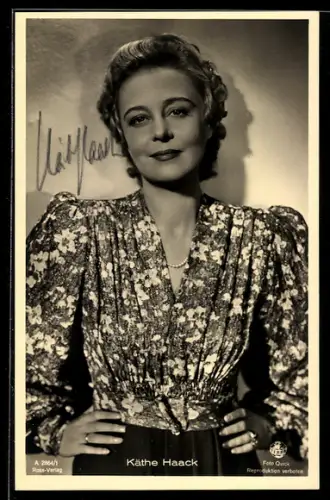 AK Schauspielerin Käthe Haack mit gemusterter Bluse, Autograph