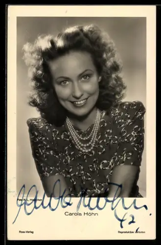 AK Schauspielerin Carola Höhn mit einer Perlenkette, Autograph