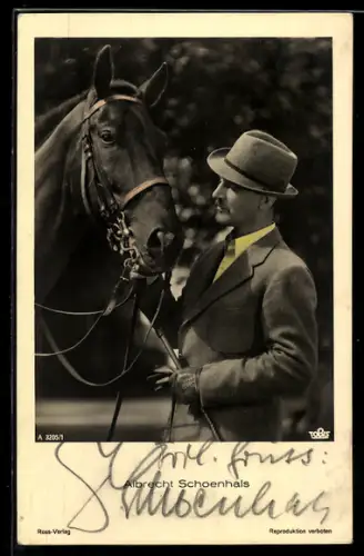 AK Schauspieler Albrecht Schoenhals mit Pferd in einer Filmszene, Autograph