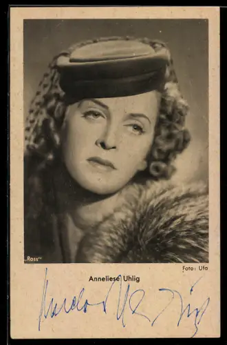 AK Schauspielerin Anneliese Uhlig mit Pelz und Hut, Autograph