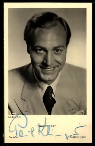AK Schauspieler Paul Klinger im Anzug lächelnd in die Kamera blickend, Autograph