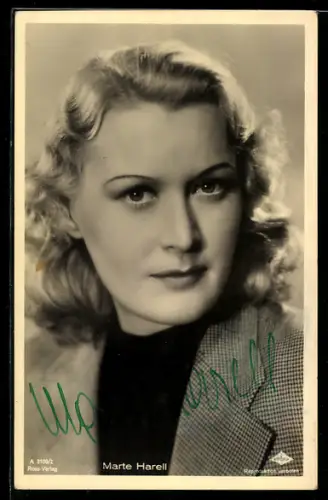 AK Schauspielerin Marte Harell mit kariertem Blazer, Autograph