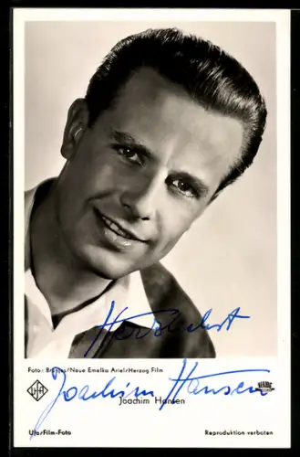 AK Schauspieler Joachim Hansen in Kamera blickend, Autograph