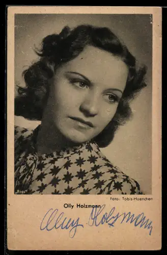 AK Schauspielerin Olly Holzmann mit ernsten Blick nach unten blickend, Autograph