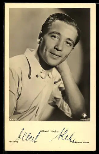 AK Schauspieler Albert Hehn den Kopf in den Arm gestützt, Autograph