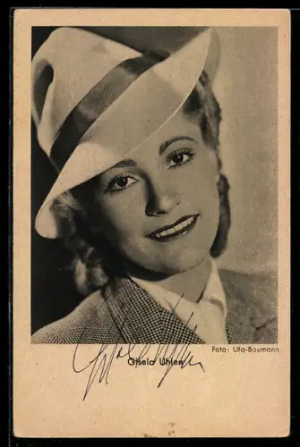 AK Schauspielerin Gisela Uhlen mit feschem Hut, Autograph