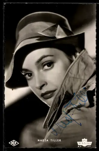 AK Schauspielerin Nadja Tiller, im Film Spion für Deutschland abgelichtet, Autograph