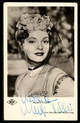 AK Schauspielerin Nadja Tiller im Film Die Barrings mit Medaillon, Autograph