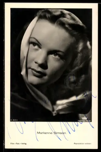 AK Schauspielerin Marianne Simson, der Blick zur Seite gerichtet, mit einer Kapuze auf dem Kopf, Autograph