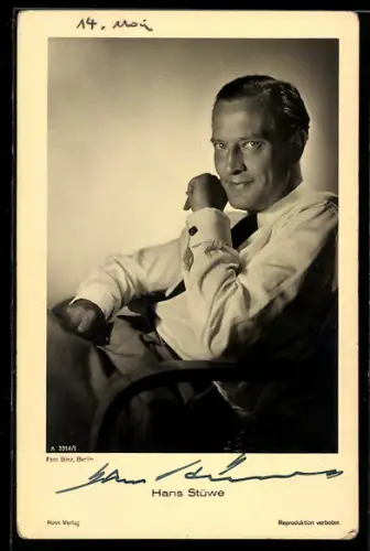AK Schauspieler Hans Stüwe im Hemd in einem Sessel sitzend, Autograph