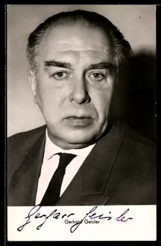AK Schauspieler Gerhard Geisler im Anzug, Autograph
