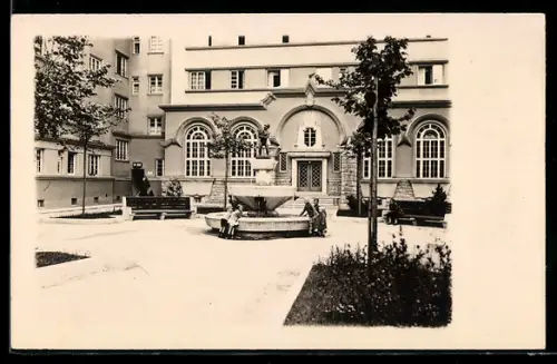 AK Wien, Reumannhof mit Springbrunnen