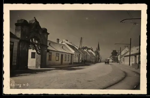 AK Wien, Essling, Strassenpartie mit Blick zur Kirche