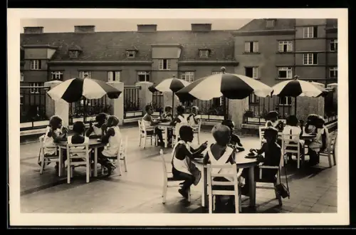 AK Wien, Kindergarten Sandleiten, Kinder beim Frühstück auf der Terrasse, Kinderfürsorge