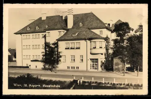 AK Wien, Aspern, Hauptschule mit Strasse aus der Vogelschau