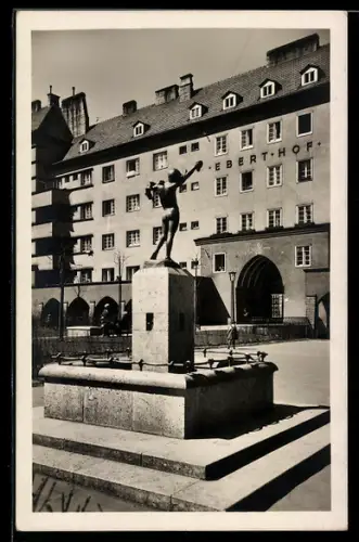 AK Wien, Hütteldorferstrasse Eberthof, Statue