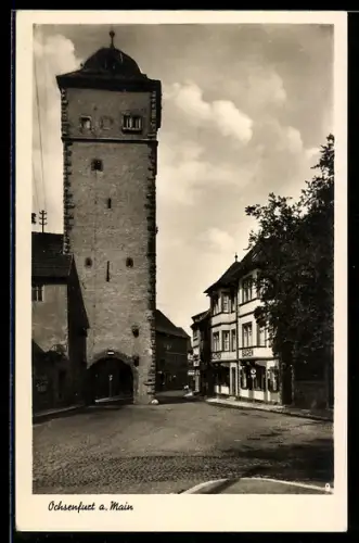 AK Ochsenfurt a. Main, Strassenpartie am Tor mit Gasthof zum Bären