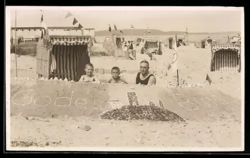 Foto-AK Vater mit seinen Söhnen am Strand, Sandplastik Godesburg mit Burg