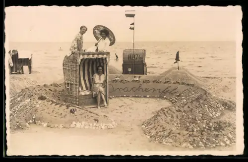 Foto-AK Drei Frauchen mit Strandkorb, Sandplastik mit Aufschrift Drachenfels
