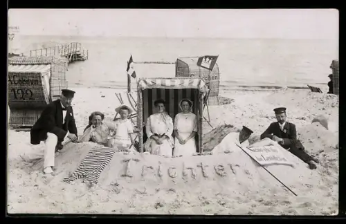 Foto-AK Männer und Frauen mit Strandkorb, Sandplastik mit Aufschrift Trichter