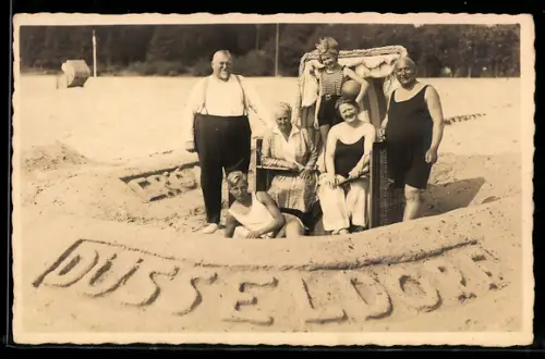 Foto-AK Männer und Frauen mit Strandkorb und Sandplastik mit Aufschrift Düsseldorf
