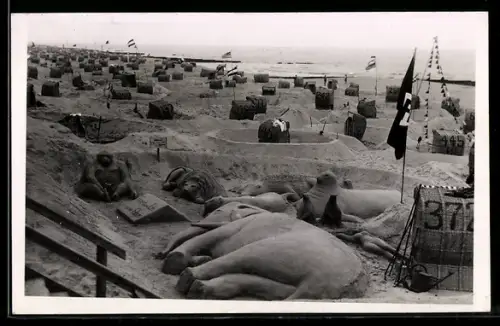 Foto-AK Sandplastik mit Elefanten und Löwen am Strand, flagge