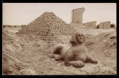 Foto-AK Pyramide und Sphinx am Strand, Sandplastik