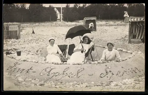 Foto-AK Drei Damen am Strand in einer Sandburg, Sandplastik
