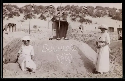 Foto-AK Zwei Frauen bei einer Sandburg mit Aufschrift Buchonia im Jahr 1913