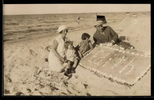 AK Familie am Strand mit Sandplastik und der Aufschrift Edith