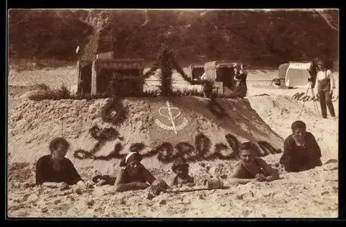Foto-AK Familie am Strand mit Sandplastik und der Aufschrift Lieselchen