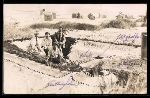 Foto-AK Familie in einer Sandplastik mit Aufschrift Wiener-Mädel