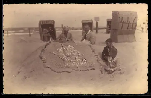 Foto-AK Familie mit Sandplastik und der Aufschrift Hamburg