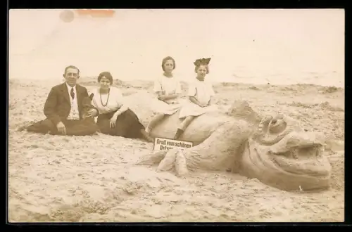 Foto-AK Familie am Strand mit Sandplastik eines Fisches