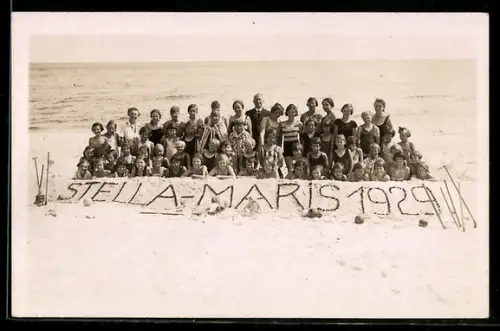 AK Gesellschaft am Strand mit Sandplastik und der Aufschrift Stella-Maris 1929