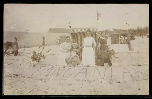 Foto-AK Familie am Strand mit Sandplastik und Aufschrift Pangani Aha