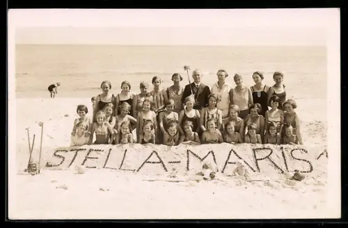 Foto-AK Erwachsene und Kinder mit Sandplastik, Aufschrift Stella Maris im Jahr 1929