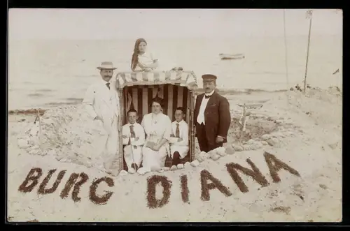 Foto-AK Familie mit Strandkorb und Sandplastik, Aufschrift Burg Diana