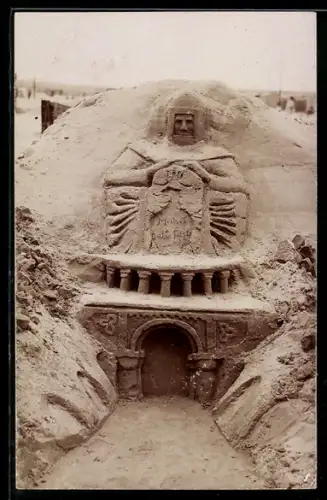 Foto-AK Beeindruckendes Grabmal aus Sand am Strand, Sandplastik