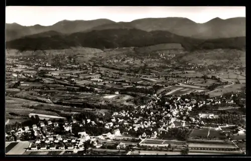 AK Buggingen /Baden, Panoramaansicht des Ortes und Umgebung