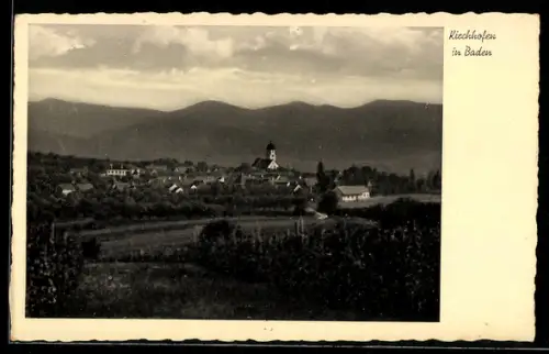 AK Kirchhofen i. Baden, Ortsansicht mit Kirche und umliegender Landschaft