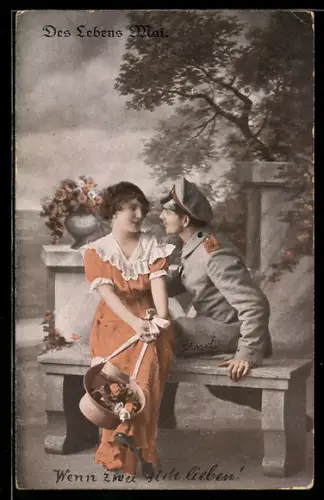 AK Soldat in Uniform mit Schirmmütze mit junger Frau in einem Park