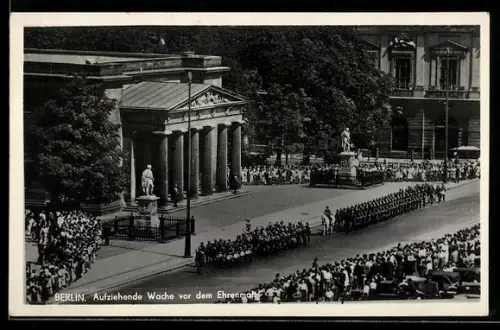 AK Berlin, Aufziehende Wache vor dem Ehrenmal